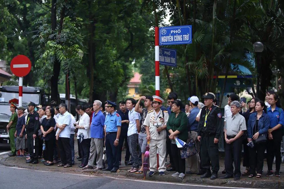 Chùm ảnh: Xe tang đưa linh cữu Chủ tịch nước Trần Đại Quang về quê hương - Ảnh 8.