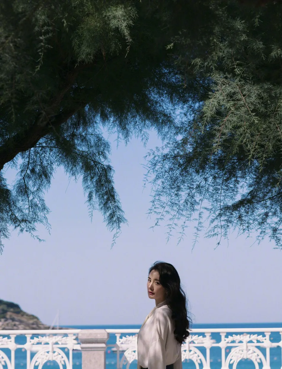 Dương Mịch lộ dấu hiệu tuổi t&aacute;c trong ảnh mới - Ảnh 1.