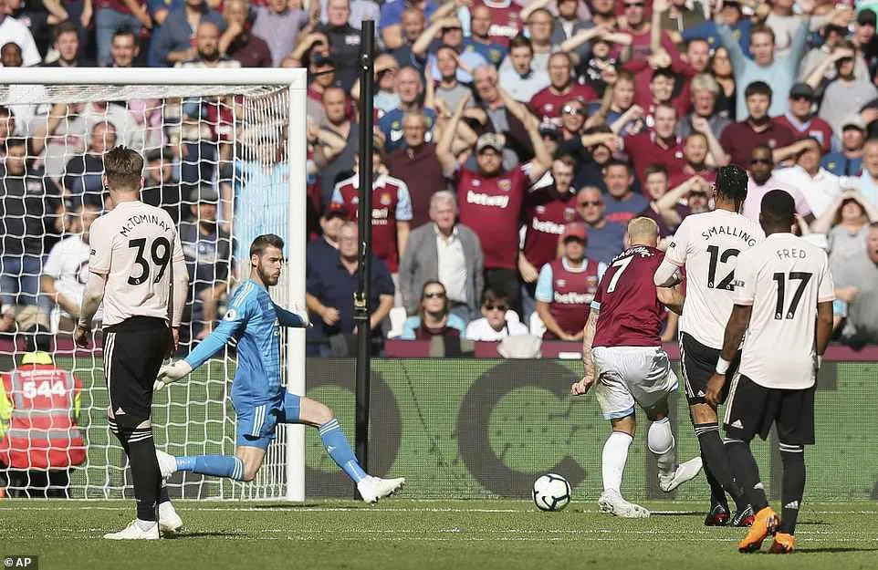 Man Utd thảm bại West Ham, HLV Mourinho đổ hết lỗi cho trọng tài và cầu thủ - Ảnh 2.