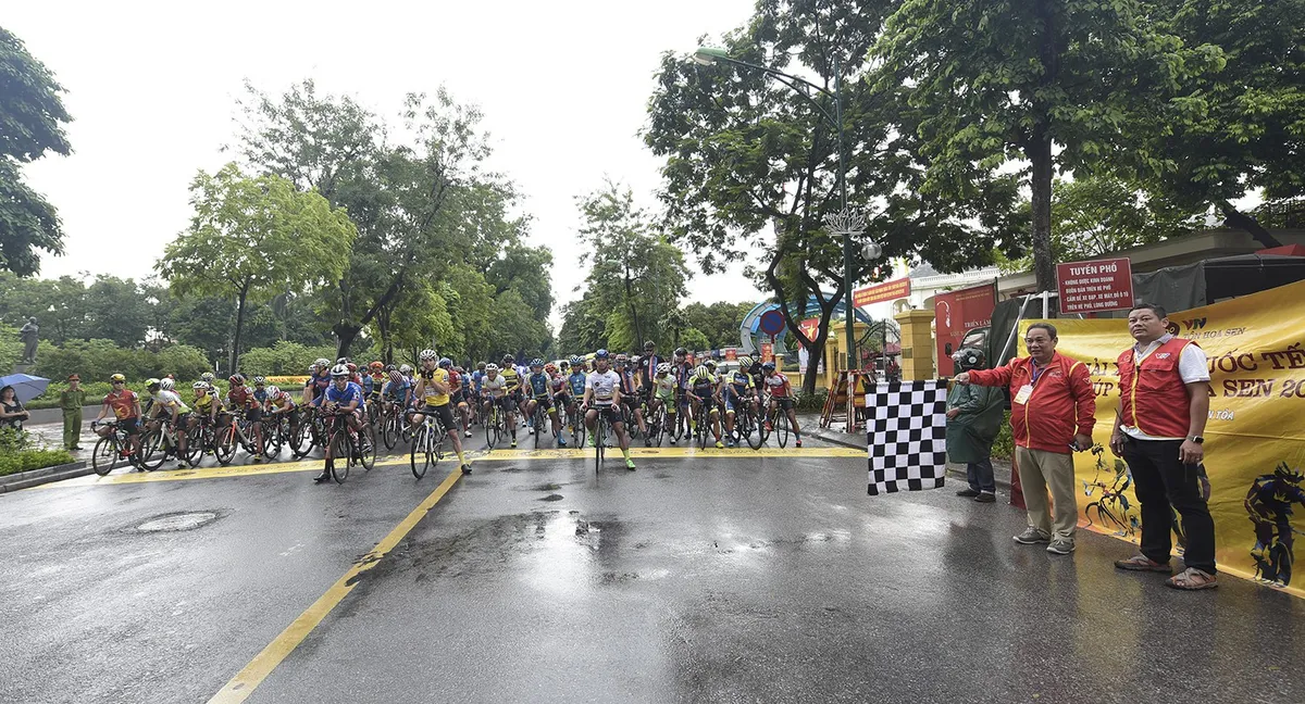 ẢNH: Những khoảnh khắc ấn tượng chặng 2 Giải xe đạp quốc tế VTV Cup Tôn Hoa Sen 2018 - Hà Nội đi Thanh Hoá - Ảnh 1. ẢNH: Những khoảnh khắc ấn tượng chặng 2 Giải xe đạp quốc tế VTV Cup Tôn Hoa Sen 2018 - Hà Nội đi Thanh Hoá - Ảnh 1.