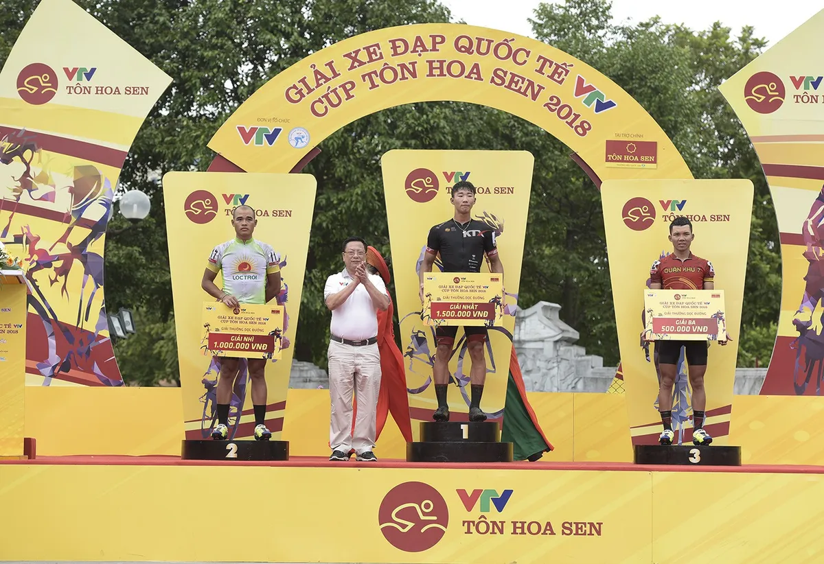 ẢNH: Những khoảnh khắc ấn tượng chặng 2 Giải xe đạp quốc tế VTV Cup Tôn Hoa Sen 2018 - Hà Nội đi Thanh Hoá - Ảnh 9. ẢNH: Những khoảnh khắc ấn tượng chặng 2 Giải xe đạp quốc tế VTV Cup Tôn Hoa Sen 2018 - Hà Nội đi Thanh Hoá - Ảnh 9.