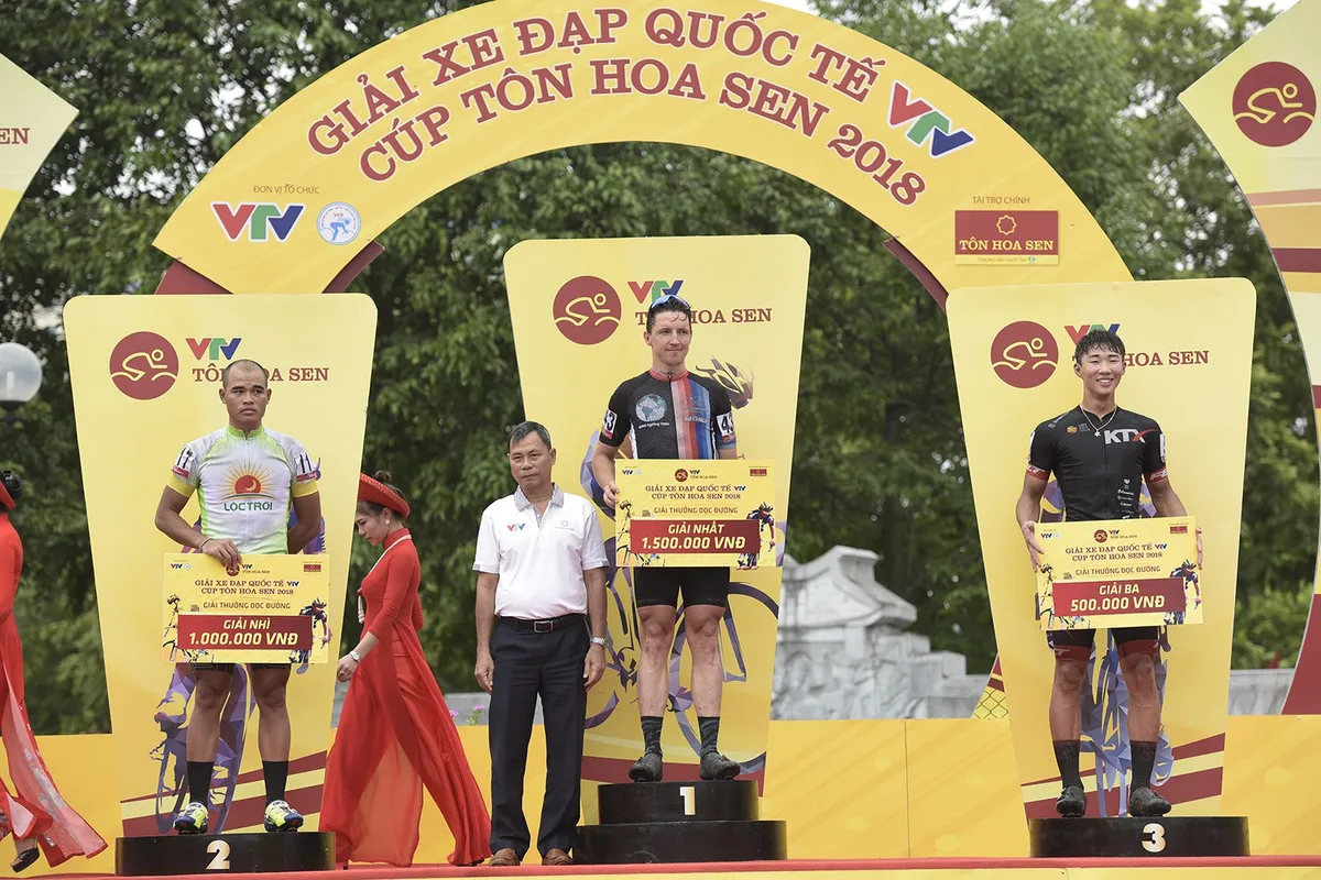 ẢNH: Những khoảnh khắc ấn tượng chặng 2 Giải xe đạp quốc tế VTV Cup Tôn Hoa Sen 2018 - Hà Nội đi Thanh Hoá - Ảnh 10. ẢNH: Những khoảnh khắc ấn tượng chặng 2 Giải xe đạp quốc tế VTV Cup Tôn Hoa Sen 2018 - Hà Nội đi Thanh Hoá - Ảnh 10.