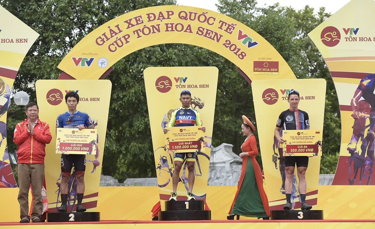 ẢNH: Những khoảnh khắc ấn tượng chặng 2 Giải xe đạp quốc tế VTV Cup Tôn Hoa Sen 2018 - Hà Nội đi Thanh Hoá - Ảnh 11. ẢNH: Những khoảnh khắc ấn tượng chặng 2 Giải xe đạp quốc tế VTV Cup Tôn Hoa Sen 2018 - Hà Nội đi Thanh Hoá - Ảnh 11.