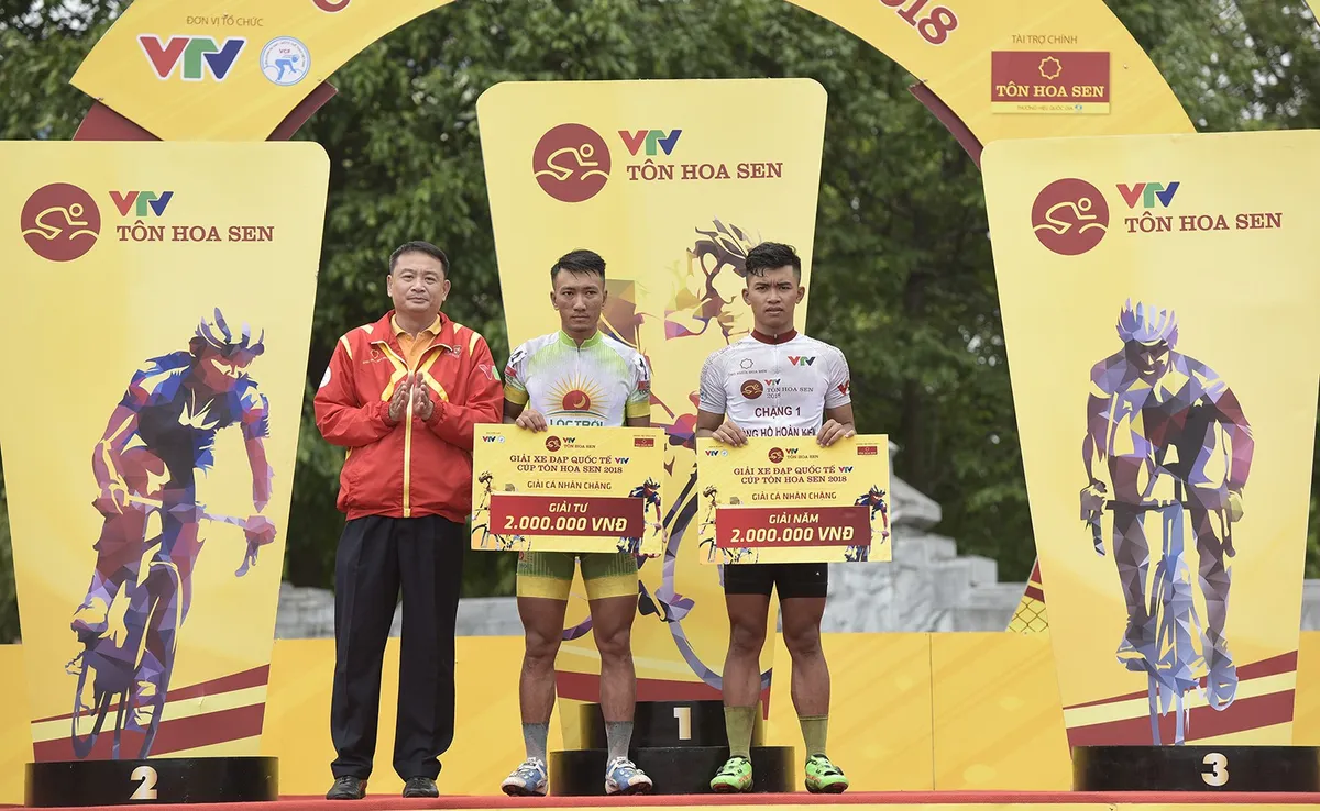 ẢNH: Những khoảnh khắc ấn tượng chặng 2 Giải xe đạp quốc tế VTV Cup Tôn Hoa Sen 2018 - Hà Nội đi Thanh Hoá - Ảnh 12. ẢNH: Những khoảnh khắc ấn tượng chặng 2 Giải xe đạp quốc tế VTV Cup Tôn Hoa Sen 2018 - Hà Nội đi Thanh Hoá - Ảnh 12.
