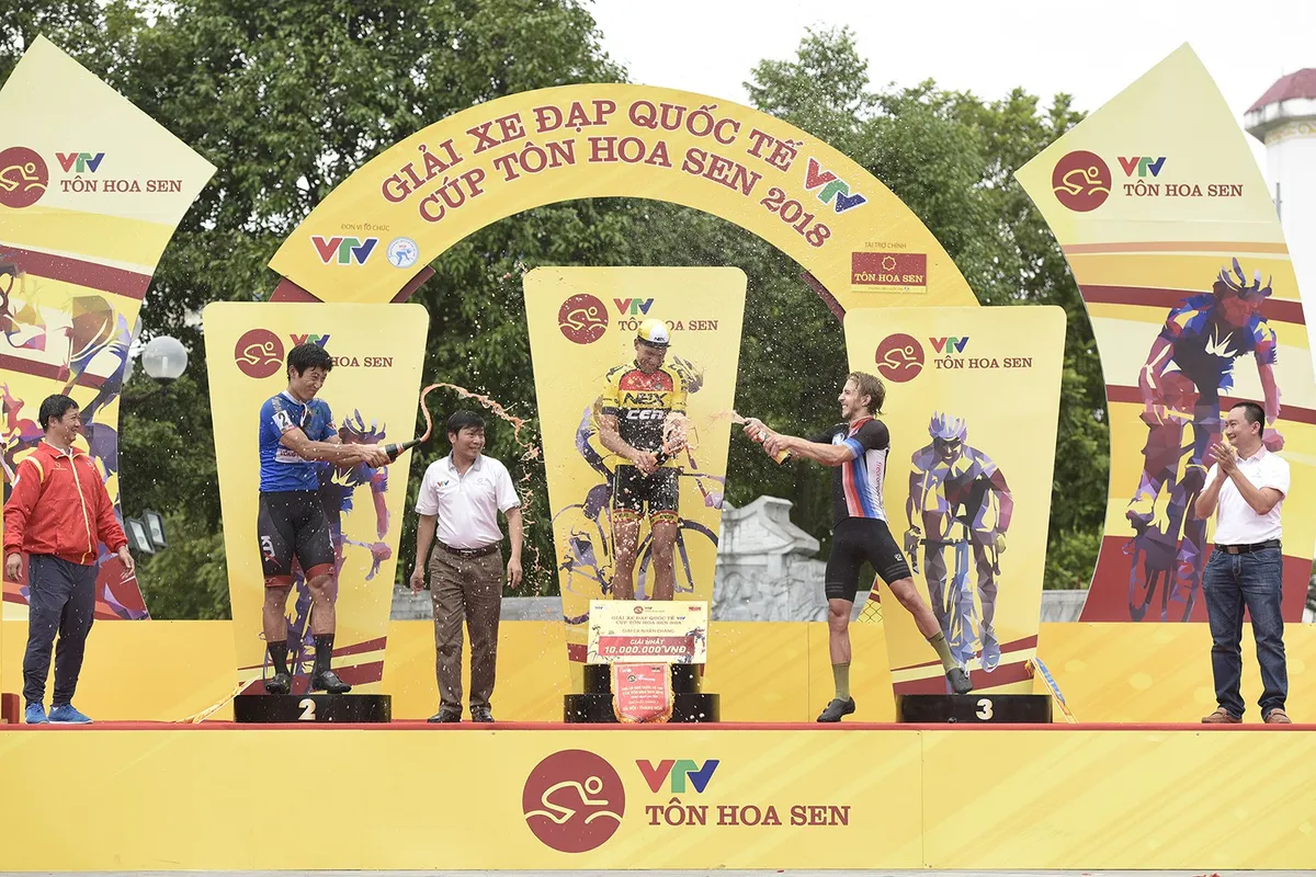 Giải xe đạp quốc tế VTV Cup Tôn Hoa Sen 2018: Van der Pijl về nhất chặng 2 - Ảnh 2. Giải xe đạp quốc tế VTV Cup Tôn Hoa Sen 2018: Van der Pijl về nhất chặng 2 - Ảnh 2.