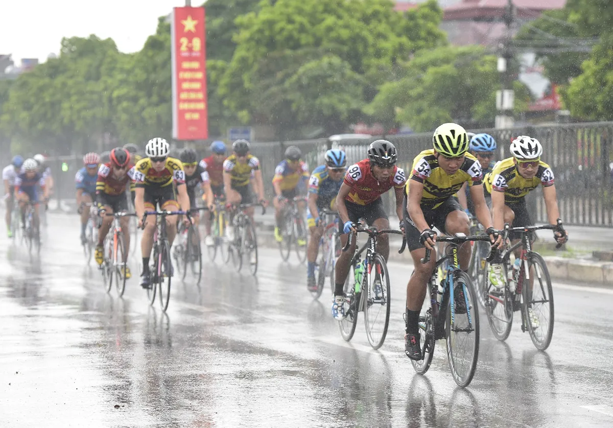 ẢNH: Những khoảnh khắc ấn tượng chặng 2 Giải xe đạp quốc tế VTV Cup Tôn Hoa Sen 2018 - Hà Nội đi Thanh Hoá - Ảnh 2. ẢNH: Những khoảnh khắc ấn tượng chặng 2 Giải xe đạp quốc tế VTV Cup Tôn Hoa Sen 2018 - Hà Nội đi Thanh Hoá - Ảnh 2.