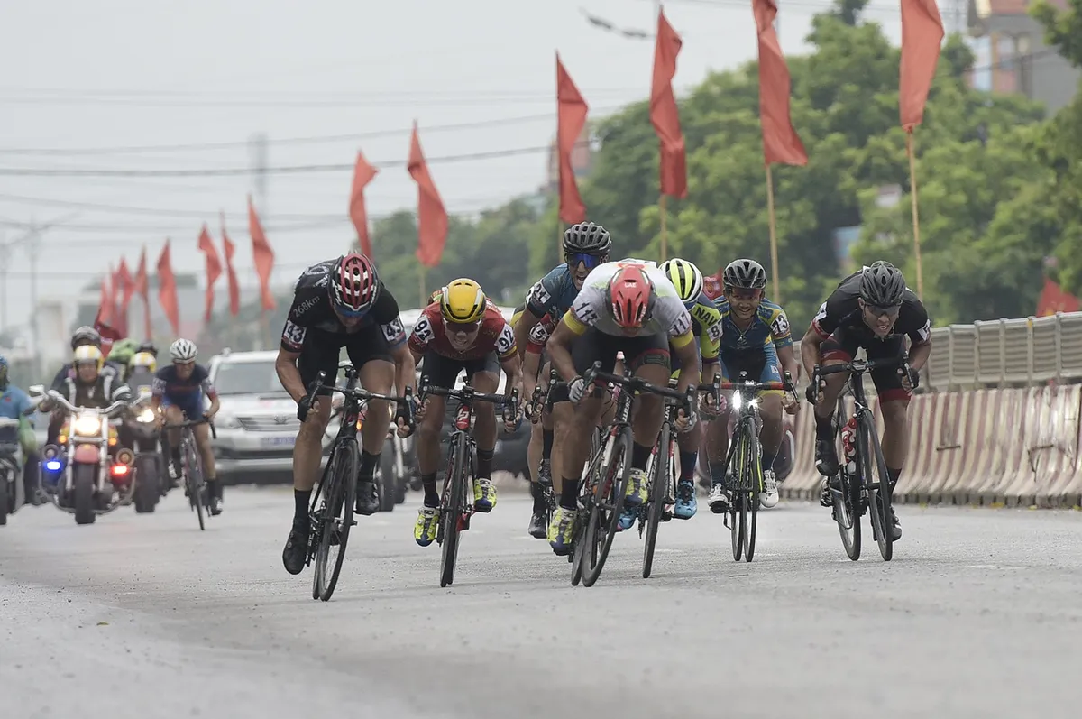 ẢNH: Những khoảnh khắc ấn tượng chặng 2 Giải xe đạp quốc tế VTV Cup Tôn Hoa Sen 2018 - Hà Nội đi Thanh Hoá - Ảnh 3. ẢNH: Những khoảnh khắc ấn tượng chặng 2 Giải xe đạp quốc tế VTV Cup Tôn Hoa Sen 2018 - Hà Nội đi Thanh Hoá - Ảnh 3.