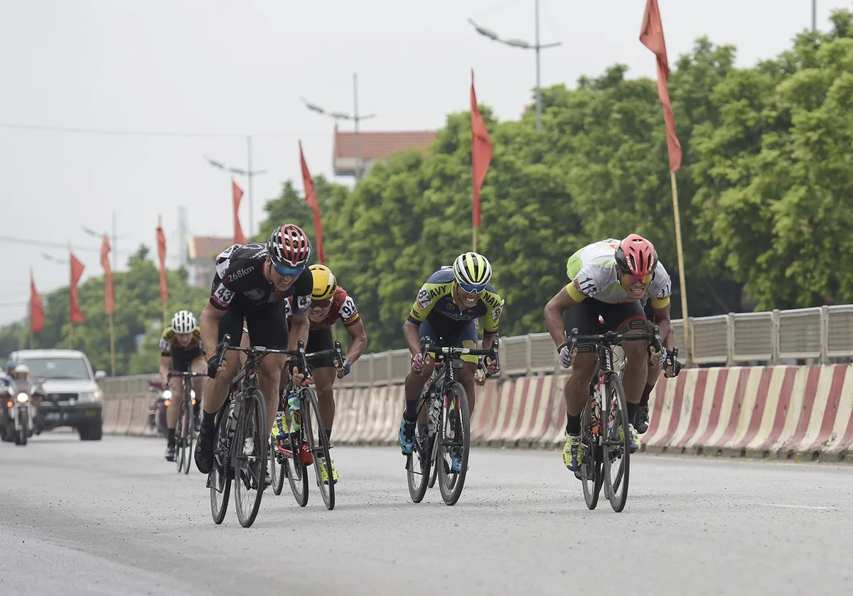 ẢNH: Những khoảnh khắc ấn tượng chặng 2 Giải xe đạp quốc tế VTV Cup Tôn Hoa Sen 2018 - Hà Nội đi Thanh Hoá - Ảnh 4. ẢNH: Những khoảnh khắc ấn tượng chặng 2 Giải xe đạp quốc tế VTV Cup Tôn Hoa Sen 2018 - Hà Nội đi Thanh Hoá - Ảnh 4.