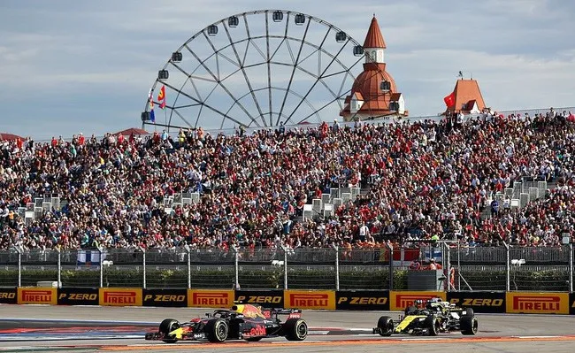 Đua xe F1: Về nhất chặng đua Sochi, Lewis Hamilton tiến sát ngôi vô địch thế giới - Ảnh 5. Đua xe F1: Về nhất chặng đua Sochi, Lewis Hamilton tiến sát ngôi vô địch thế giới - Ảnh 5.