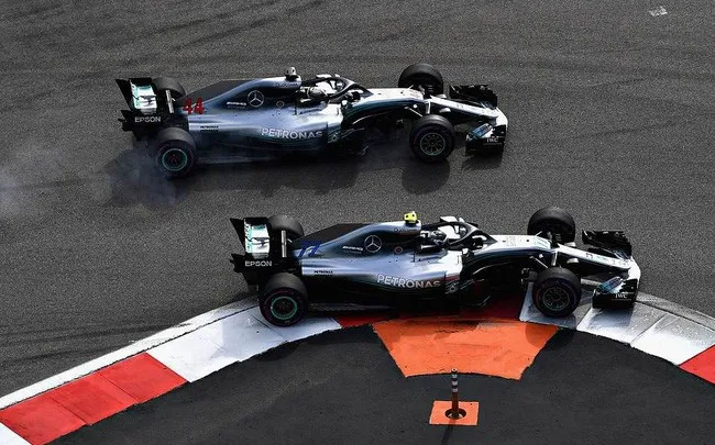 Đua xe F1: Về nhất chặng đua Sochi, Lewis Hamilton tiến sát ngôi vô địch thế giới - Ảnh 2. Đua xe F1: Về nhất chặng đua Sochi, Lewis Hamilton tiến sát ngôi vô địch thế giới - Ảnh 2.