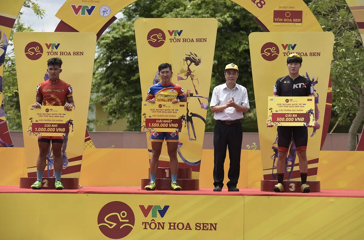 ẢNH: Những khoảnh khắc ấn tượng chặng 3 Giải xe đạp quốc tế VTV Cup Tôn Hoa Sen 2018 - Thanh Hoá đi Nghệ An - Ảnh 10. ẢNH: Những khoảnh khắc ấn tượng chặng 3 Giải xe đạp quốc tế VTV Cup Tôn Hoa Sen 2018 - Thanh Hoá đi Nghệ An - Ảnh 10.