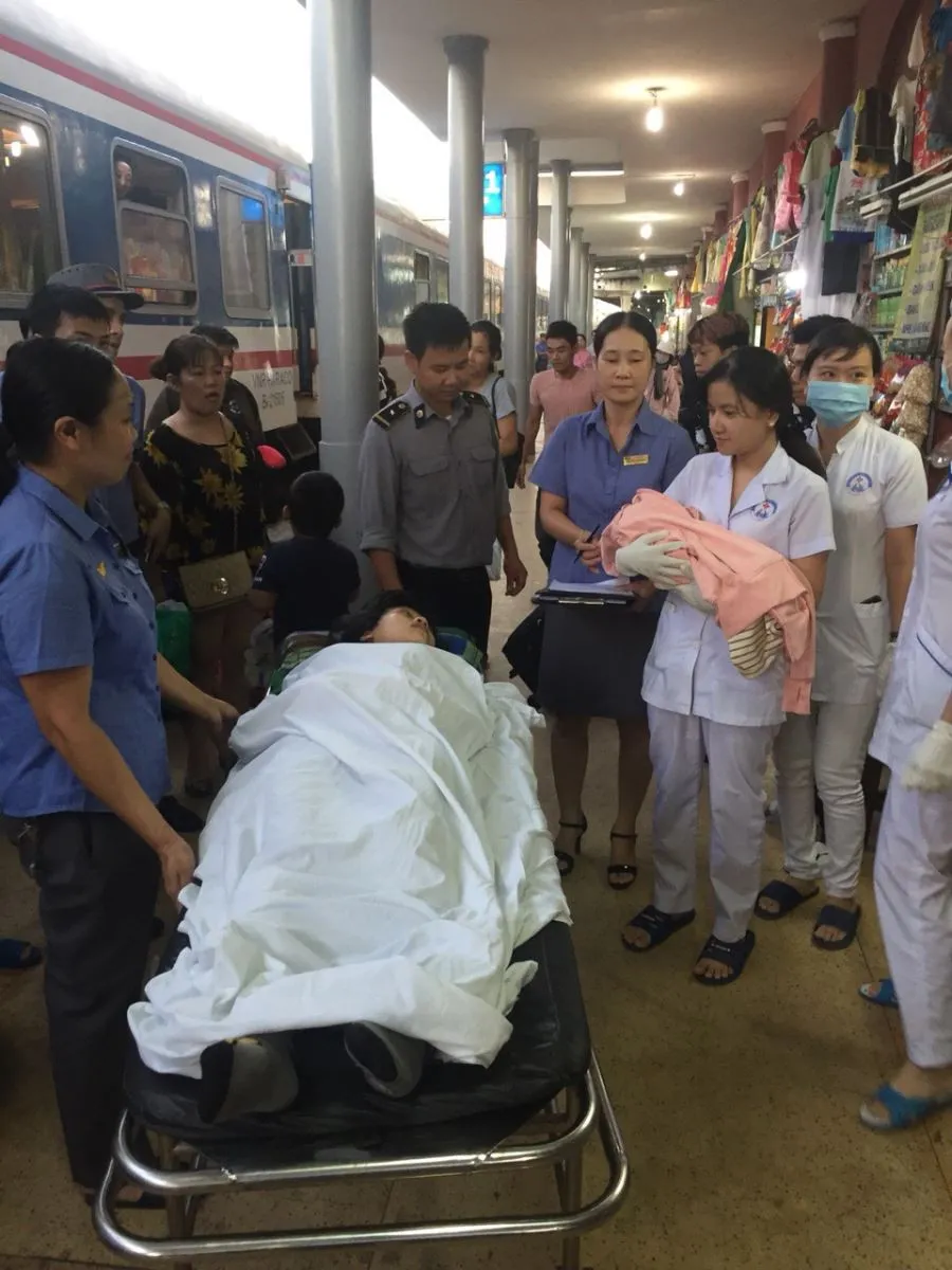 Nhân viên đường sắt cứu sản phụ vỡ ối trên tàu - Ảnh 1. Nhân viên đường sắt cứu sản phụ vỡ ối trên tàu - Ảnh 1.