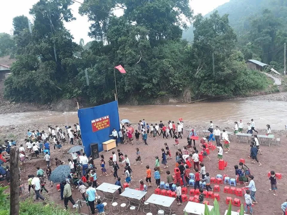 Học sinh Lai Châu khai giảng năm học mới bên dòng suối - Ảnh 2.