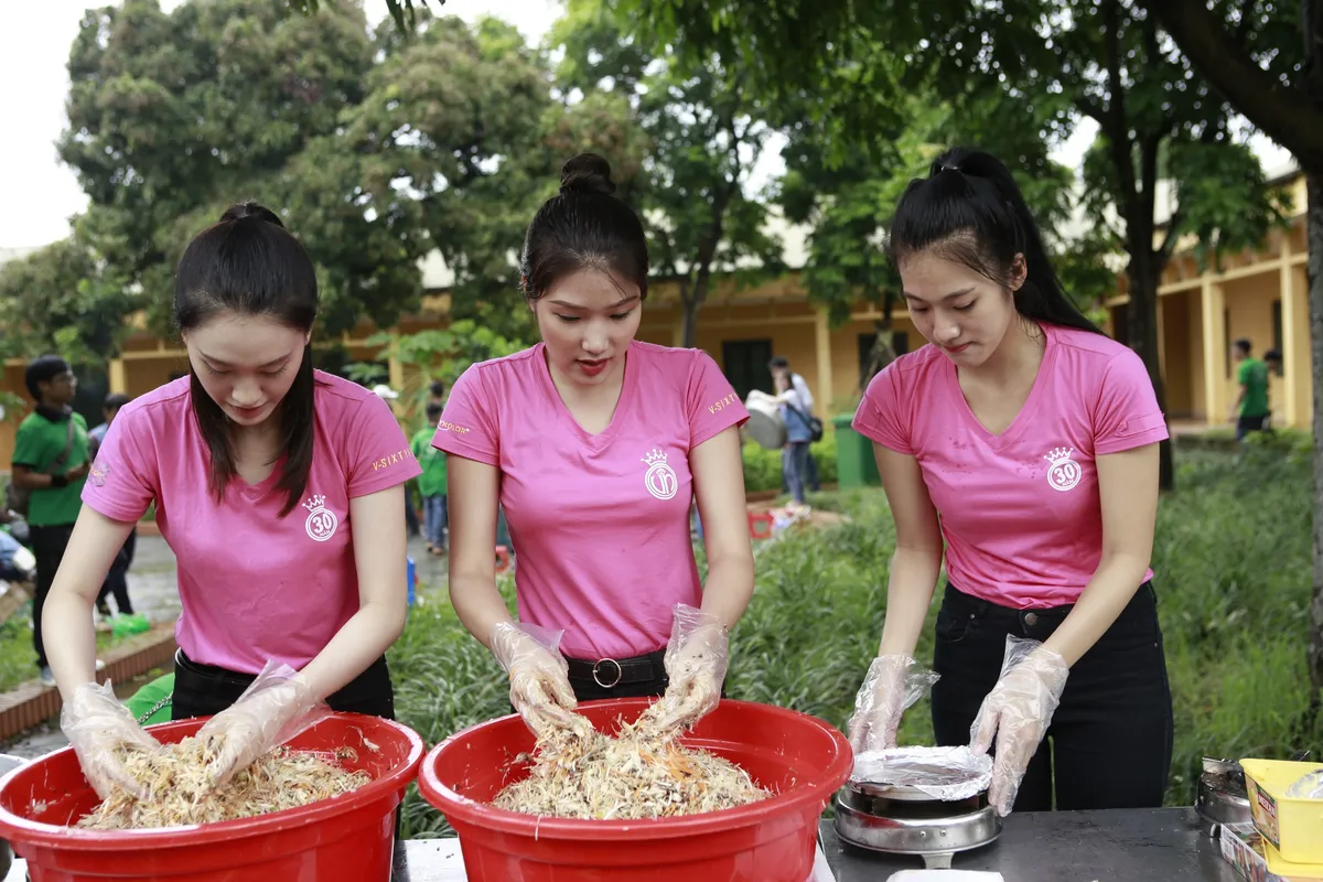 Khi thí sinh Hoa hậu Việt Nam 2018 thử sức làm điều dưỡng viên - Ảnh 1.