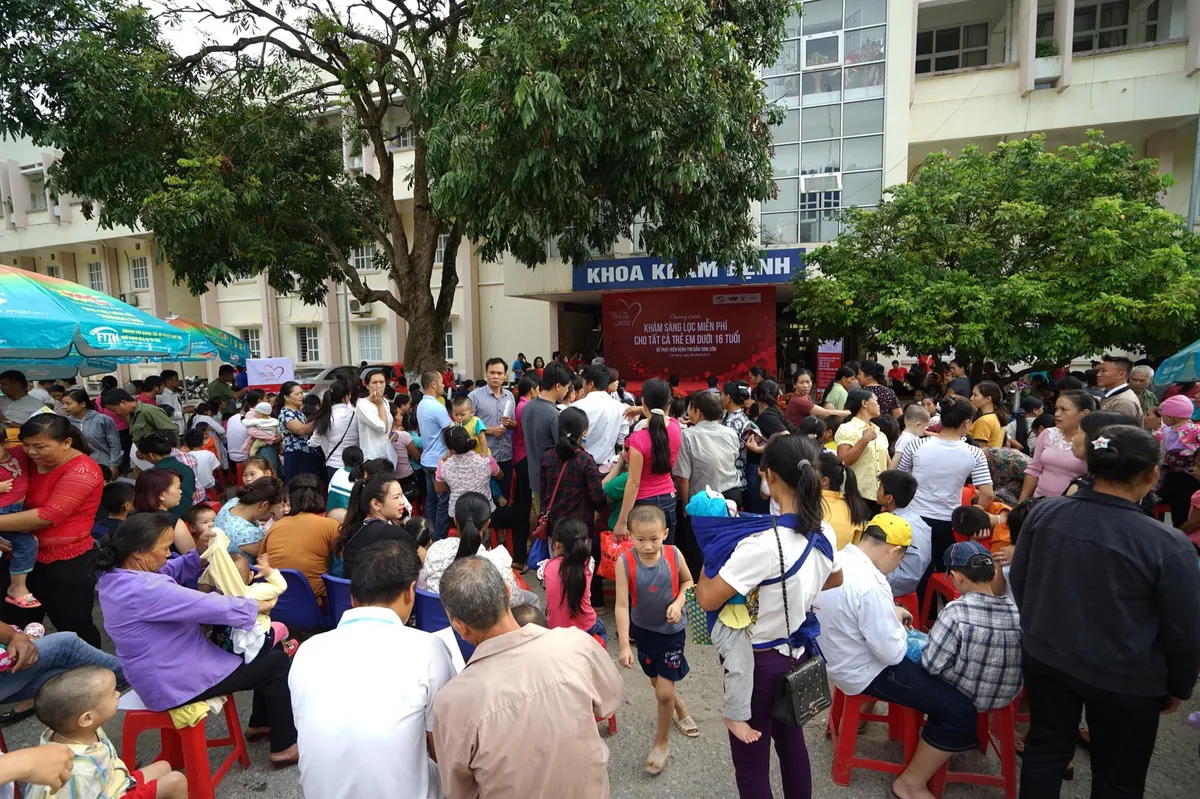 Khám sàng lọc bệnh tim bẩm sinh miễn phí tại Cao Bằng - Ảnh 1.