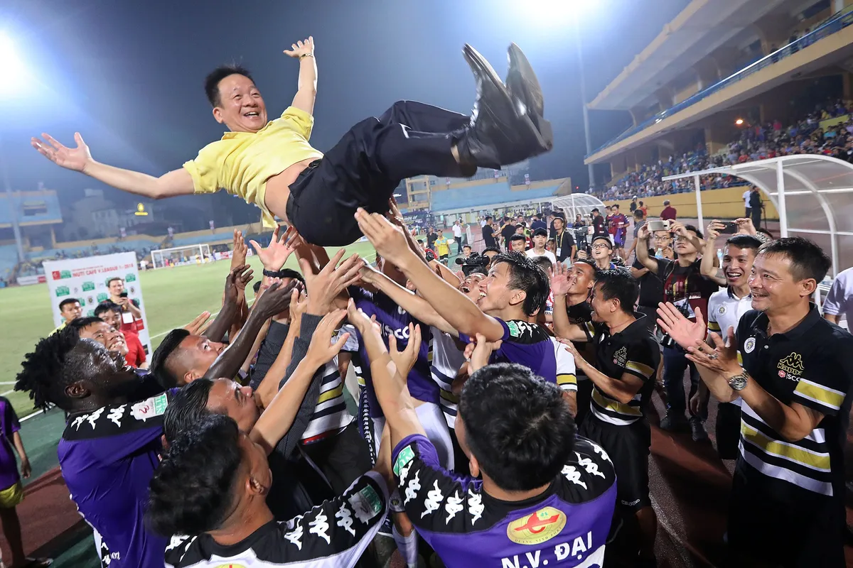ẢNH: Samson lập c&uacute; đ&uacute;p, CLB H&agrave; Nội v&ocirc; địch V.League sớm 5 v&ograve;ng - Ảnh 11.