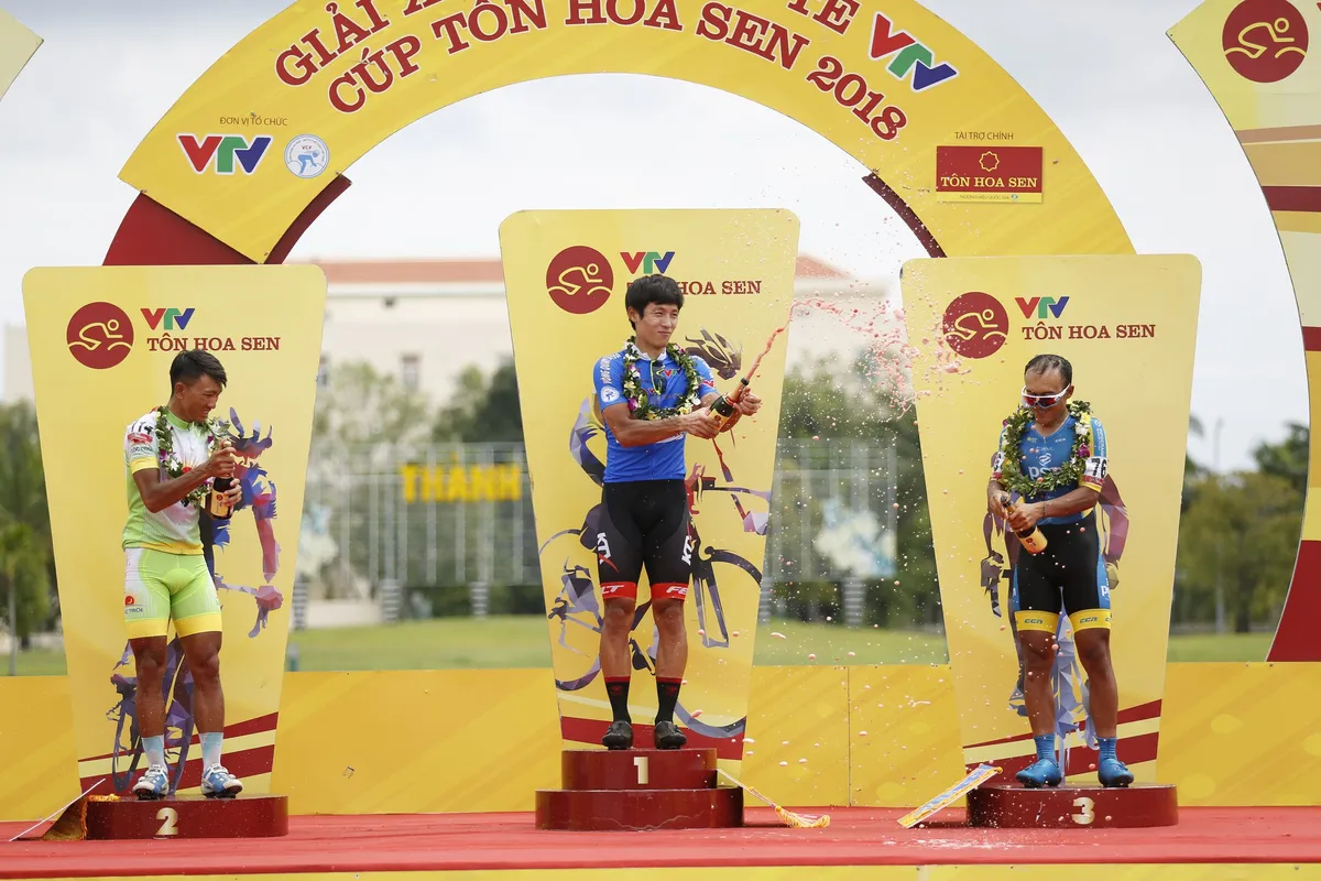 Tổng hợp chặng 8 giải xe đạp quốc tế VTV Cup Tôn Hoa Sen 2018: Im Jaeyeon thắng ấn tượng, rút ngắn khoảng cách áo xanh - Ảnh 2. Tổng hợp chặng 8 giải xe đạp quốc tế VTV Cup Tôn Hoa Sen 2018: Im Jaeyeon thắng ấn tượng, rút ngắn khoảng cách áo xanh - Ảnh 2.