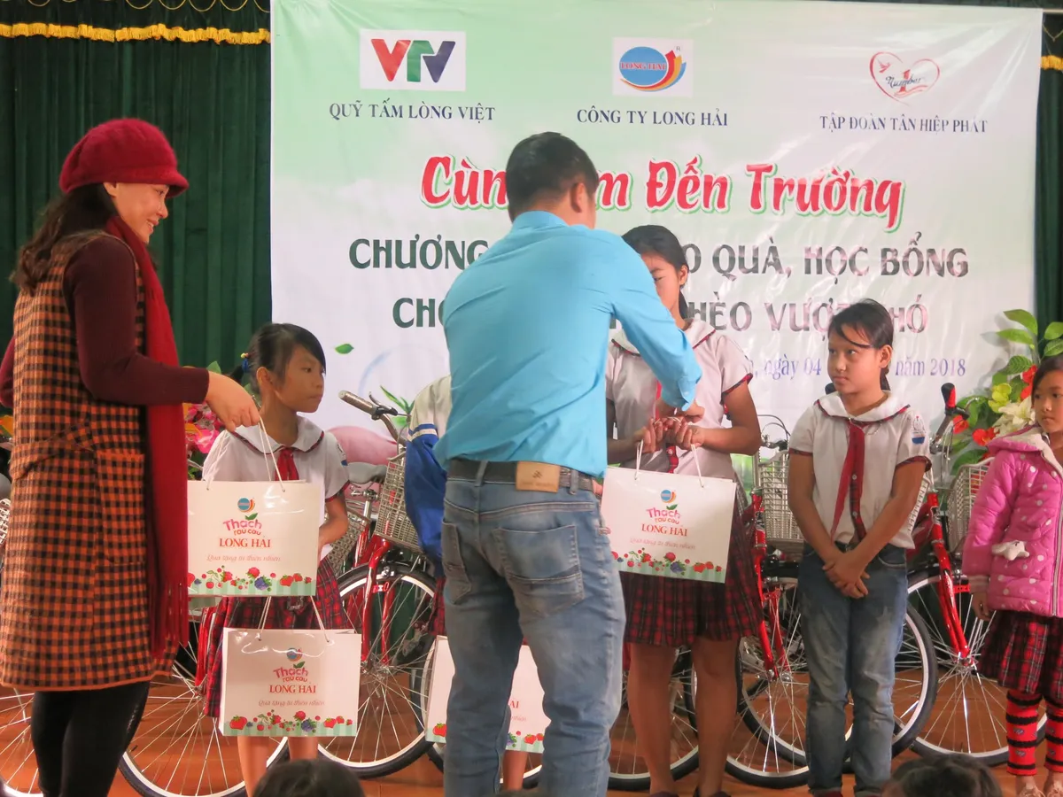 Món quà đầu năm đến với các em học sinh Quảng Trị - Ảnh 7.