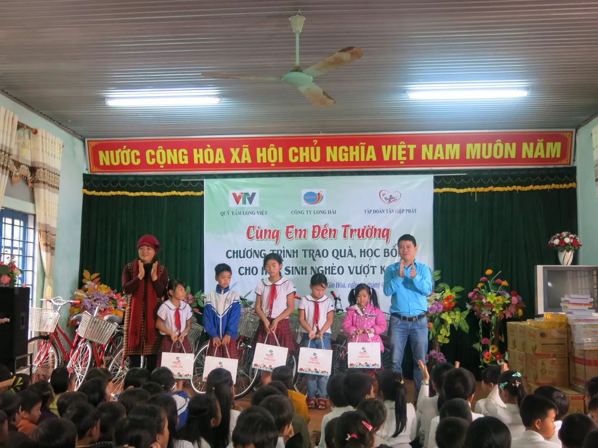 Món quà đầu năm đến với các em học sinh Quảng Trị - Ảnh 9.