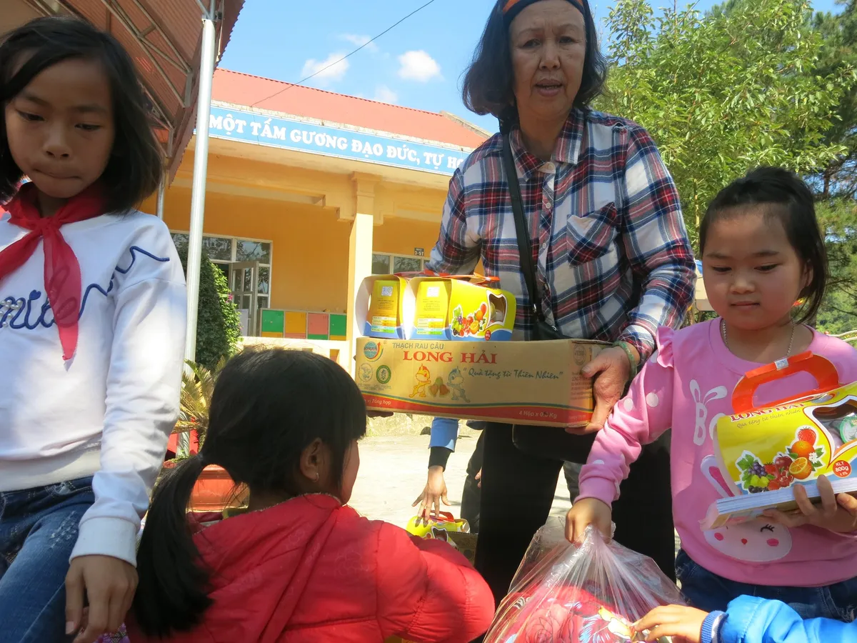 Mùa đông ấm với các em học sinh tỉnh Lạng Sơn - Ảnh 11.