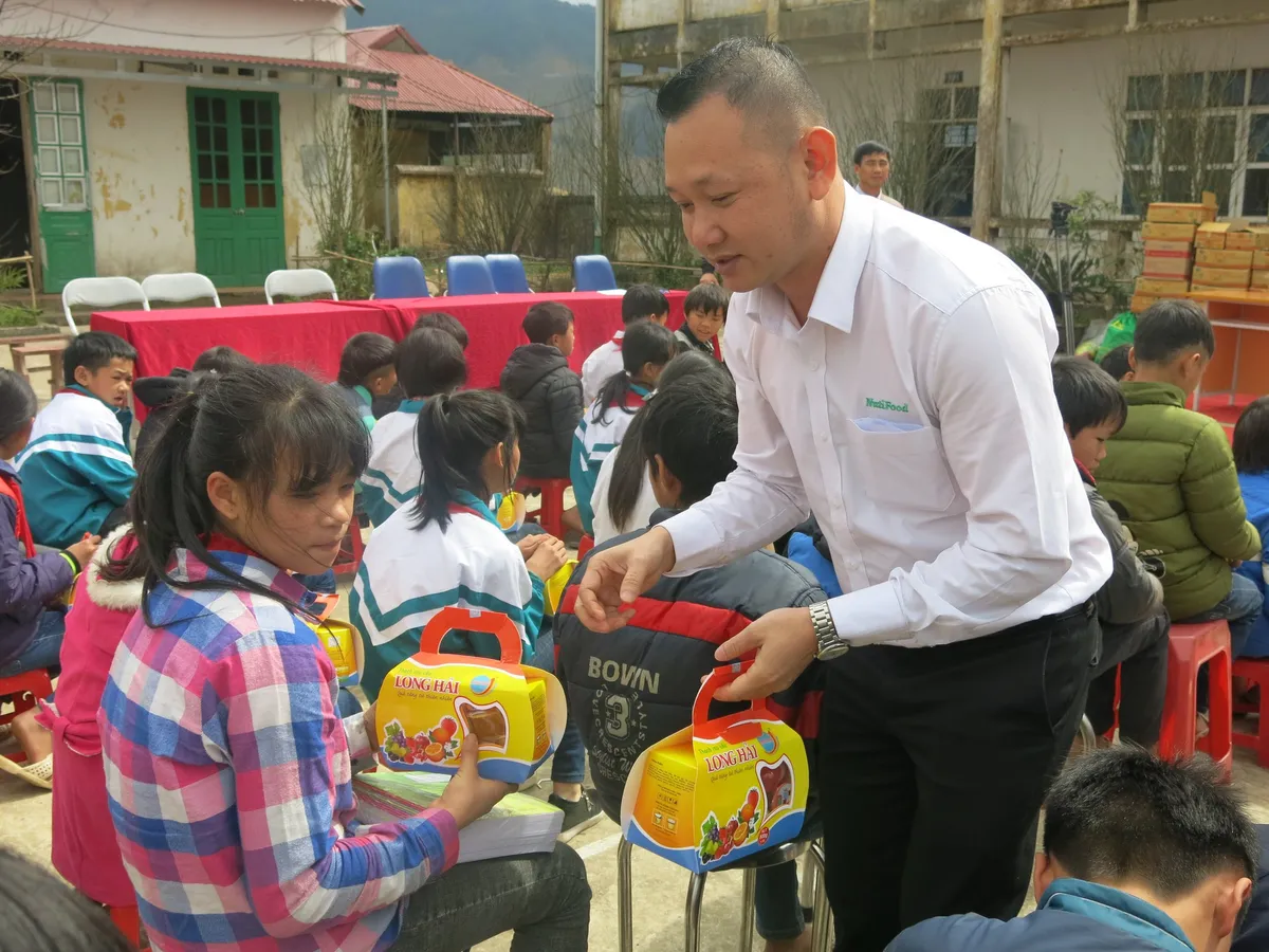 Trao tặng gần 300 phần quà cho học sinh dân tộc Dao - Ảnh 16.