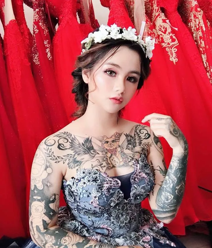 C&ocirc; g&aacute;i xinh đẹp xăm k&iacute;n người khoe ảnh v&aacute;y cưới g&acirc;y sốt mạng - Ảnh 2.