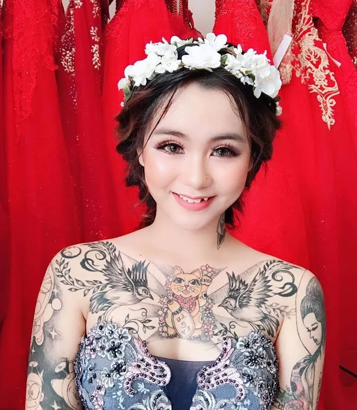 C&ocirc; g&aacute;i xinh đẹp xăm k&iacute;n người khoe ảnh v&aacute;y cưới g&acirc;y sốt mạng - Ảnh 6.