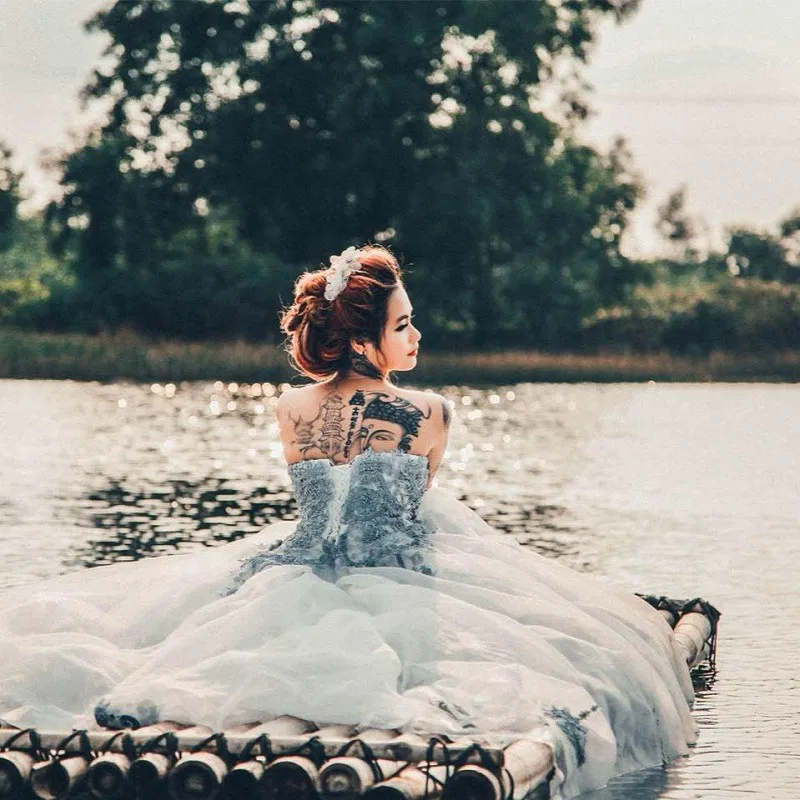 C&ocirc; g&aacute;i xinh đẹp xăm k&iacute;n người khoe ảnh v&aacute;y cưới g&acirc;y sốt mạng - Ảnh 12.