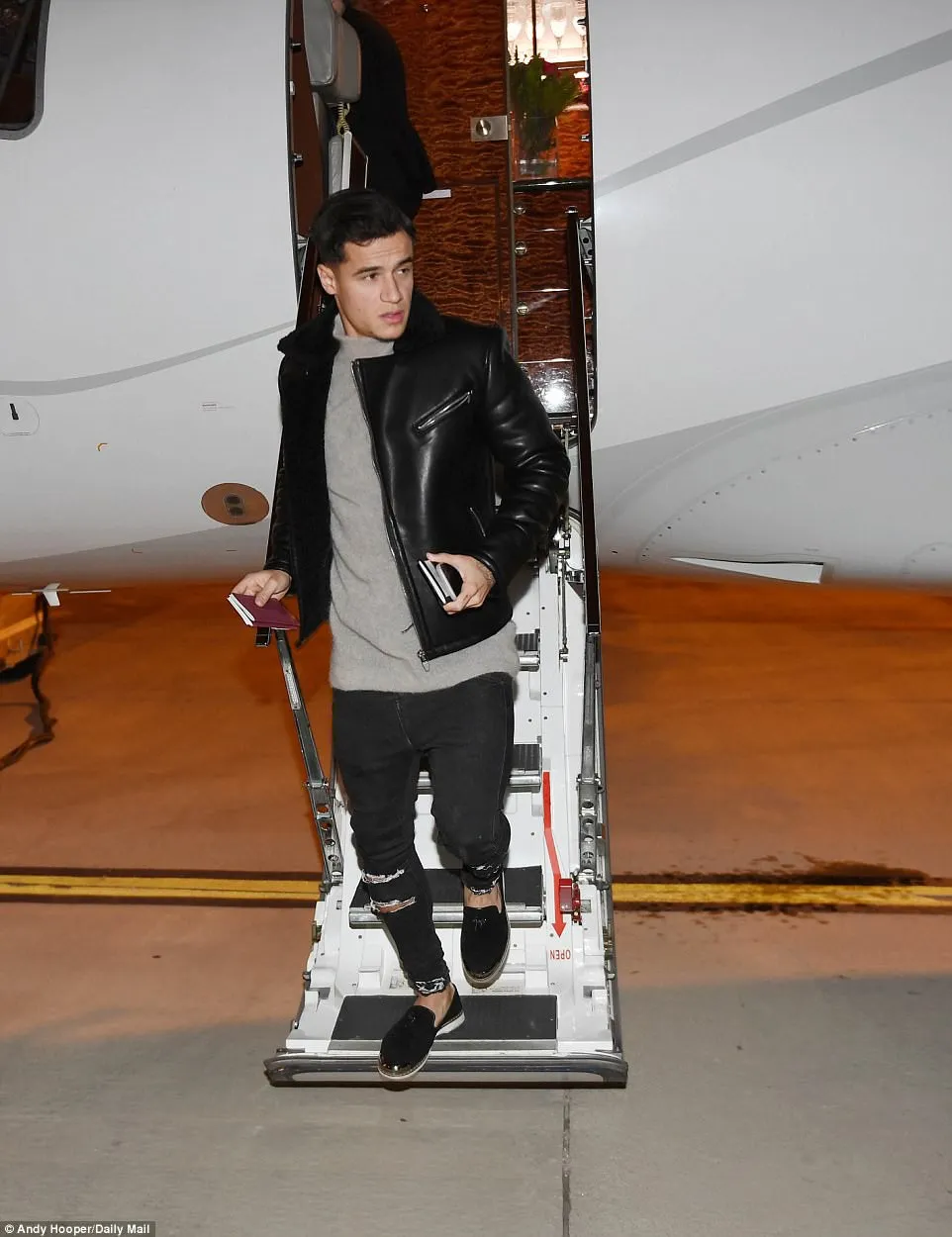 Ch&ugrave;m ảnh: Coutinho c&oacute; mặt tại đại bản doanh Barcelona chờ thời điểm ra mắt - Ảnh 1.