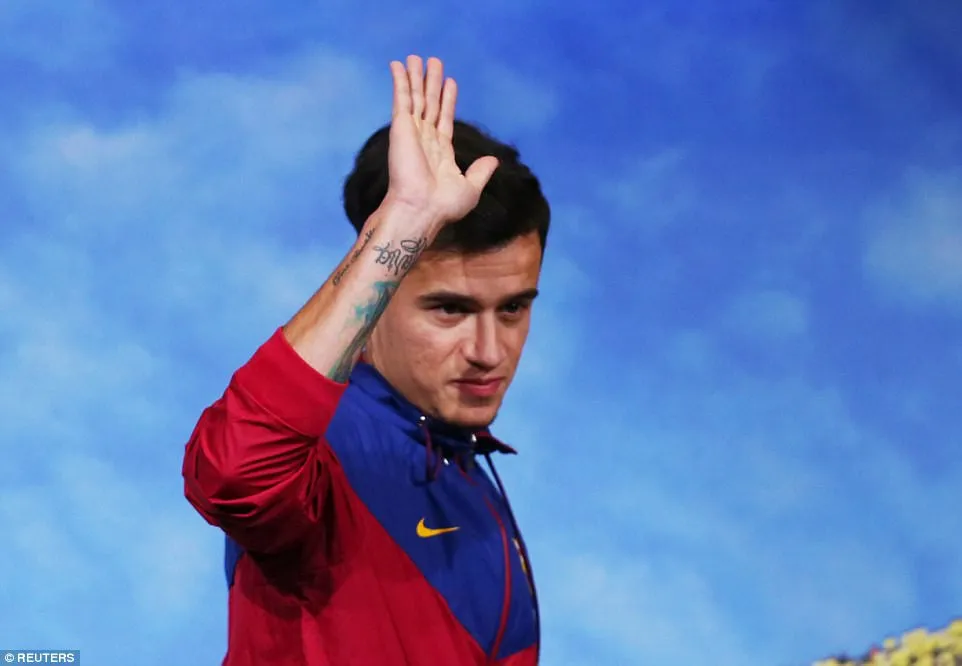 Ch&ugrave;m ảnh: Coutinho c&oacute; mặt tại đại bản doanh Barcelona chờ thời điểm ra mắt - Ảnh 4.