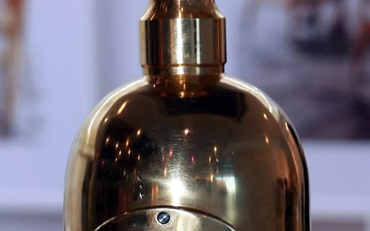 Chai vodka đắt giá nhất thế giới bị đánh cắp - Ảnh 3.