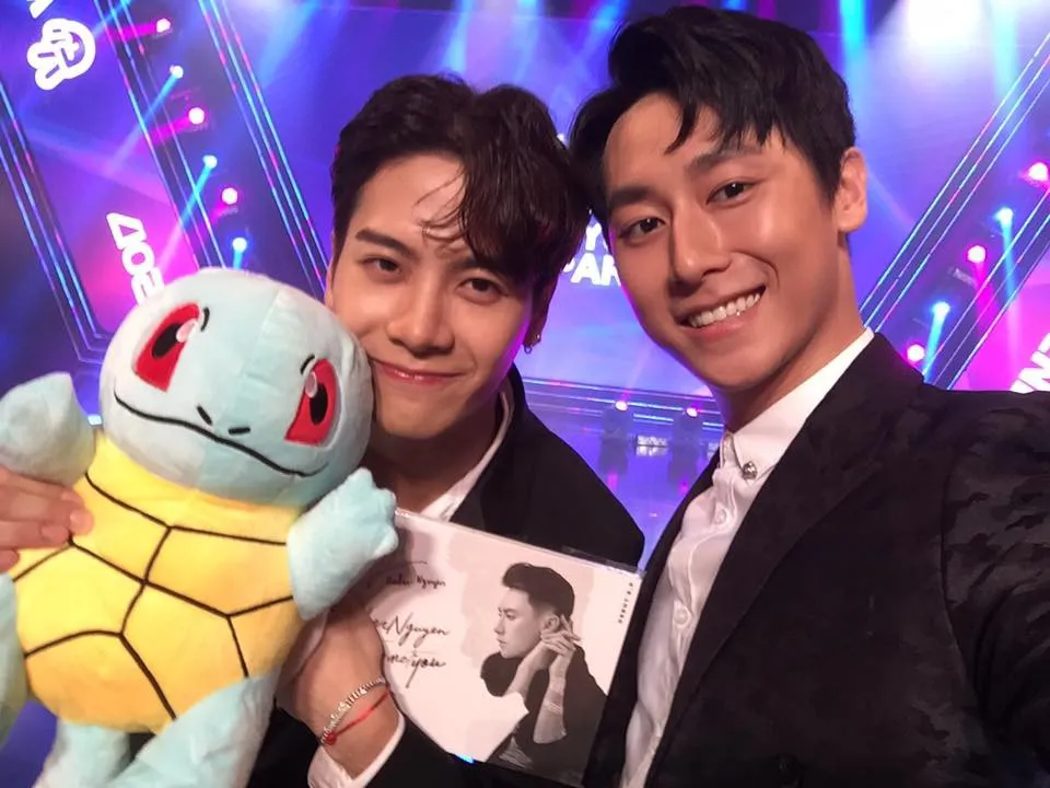 Rocker Nguyễn tặng quà ‘độc’, selfie thân thiết bên Jackson Wang (GOT7) sau 1 năm gặp lại - Ảnh 3.