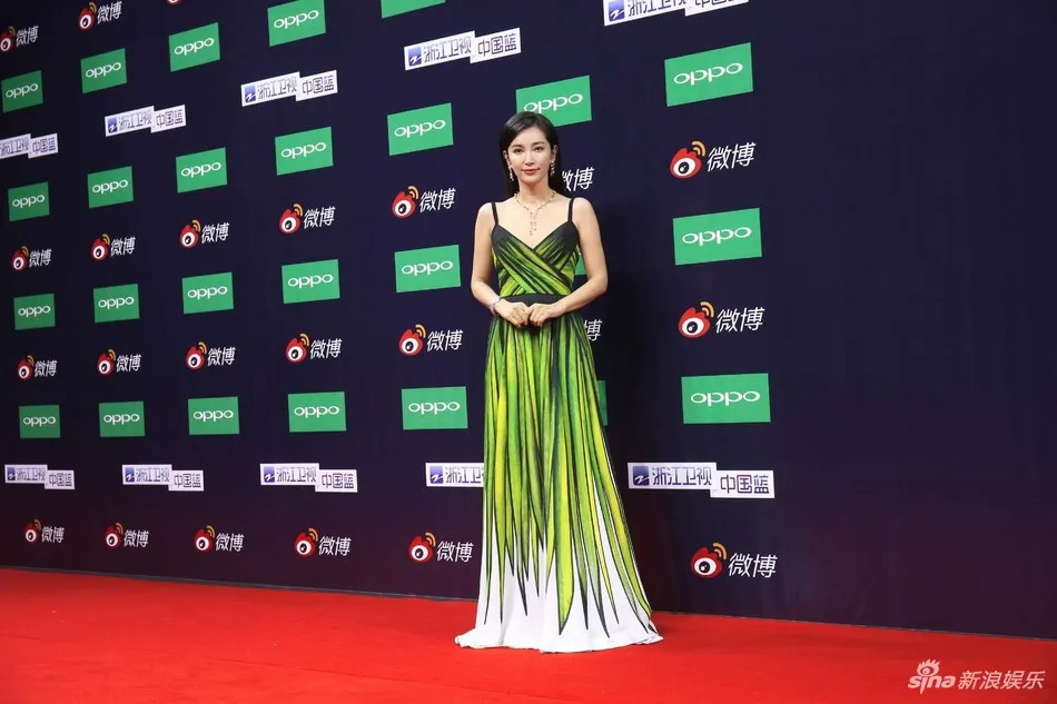 Angelababy lấn át dàn mỹ nhân trên thảm đỏ Đêm hội Weibo 2018 - Ảnh 8.