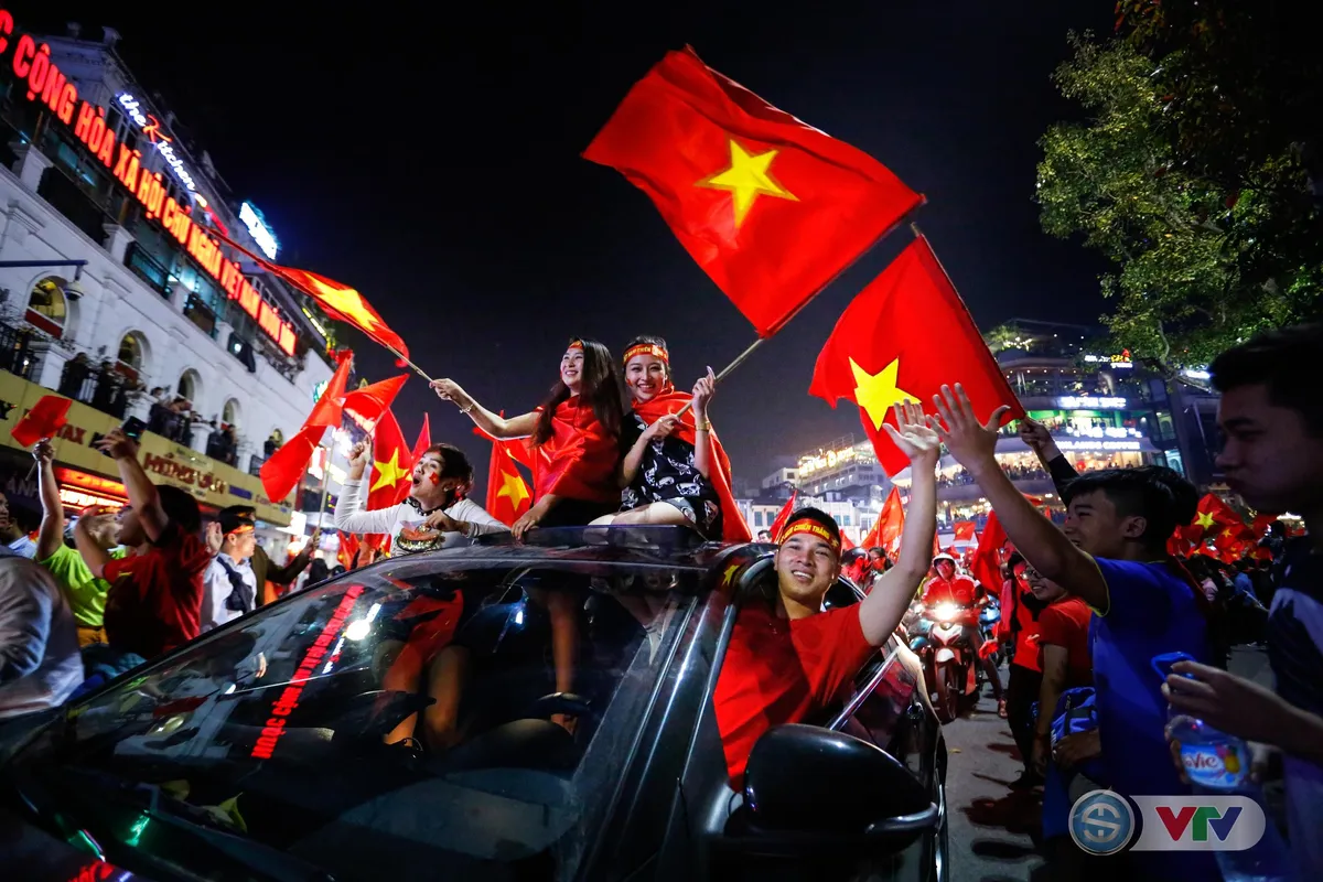 ẢNH: Hà Nội rực màu cờ trong đêm lịch sử - Ảnh 3. ẢNH: Hà Nội rực màu cờ trong đêm lịch sử - Ảnh 3.