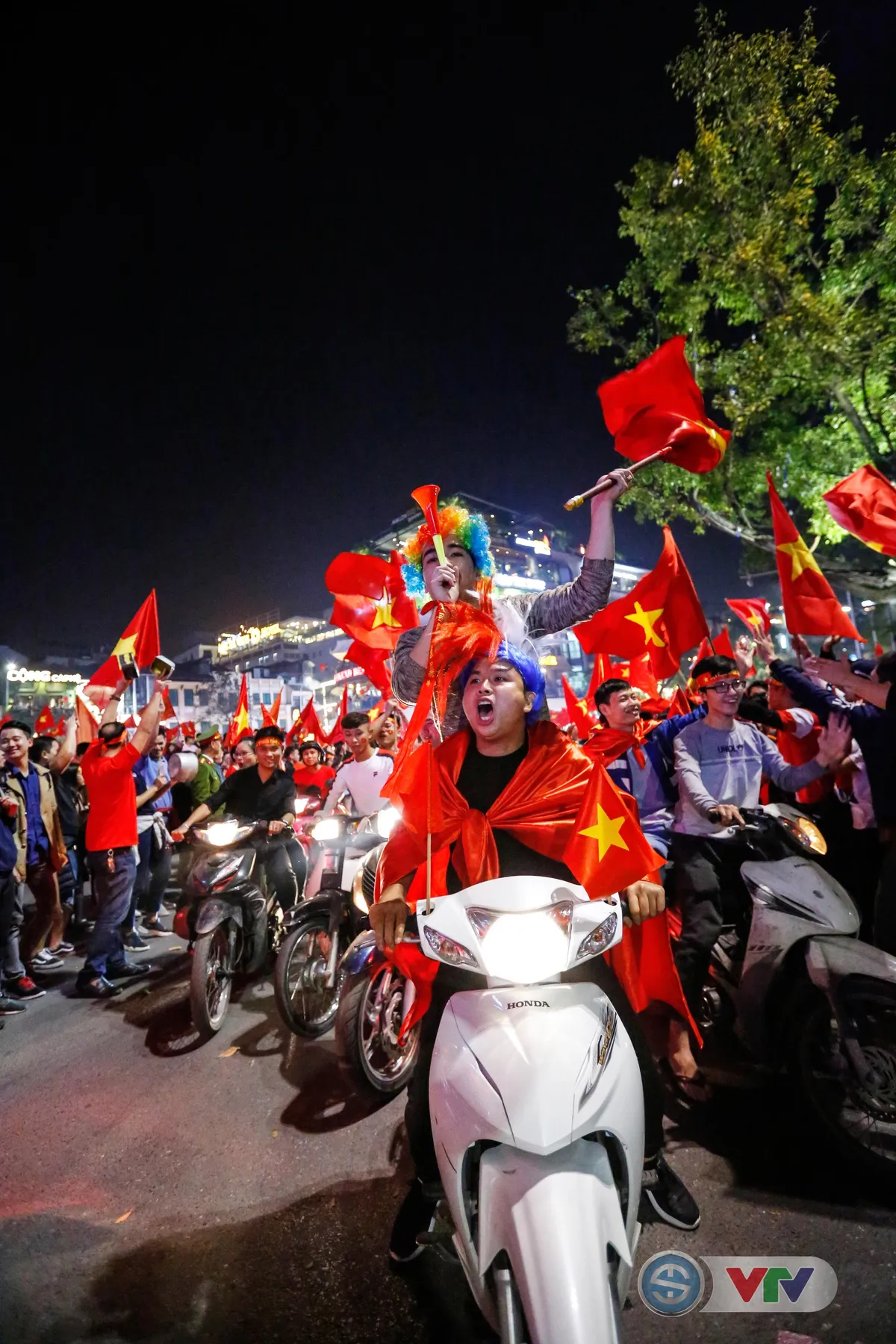 ẢNH: Hà Nội rực màu cờ trong đêm lịch sử - Ảnh 9. ẢNH: Hà Nội rực màu cờ trong đêm lịch sử - Ảnh 9.