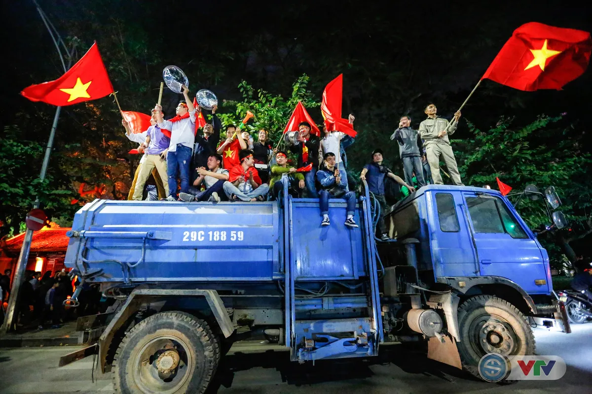 ẢNH: Hà Nội rực màu cờ trong đêm lịch sử - Ảnh 20. ẢNH: Hà Nội rực màu cờ trong đêm lịch sử - Ảnh 20.
