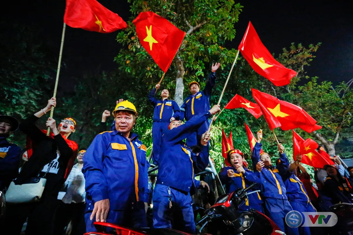 ẢNH: Hà Nội rực màu cờ trong đêm lịch sử - Ảnh 21. ẢNH: Hà Nội rực màu cờ trong đêm lịch sử - Ảnh 21.