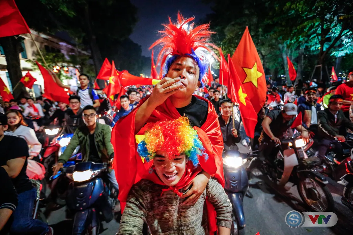 ẢNH: Hà Nội rực màu cờ trong đêm lịch sử - Ảnh 19. ẢNH: Hà Nội rực màu cờ trong đêm lịch sử - Ảnh 19.