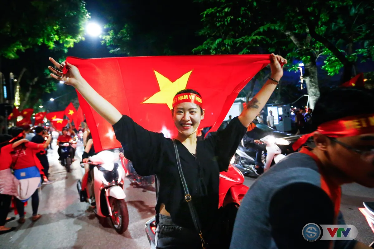 ẢNH: Hà Nội rực màu cờ trong đêm lịch sử - Ảnh 4. ẢNH: Hà Nội rực màu cờ trong đêm lịch sử - Ảnh 4.