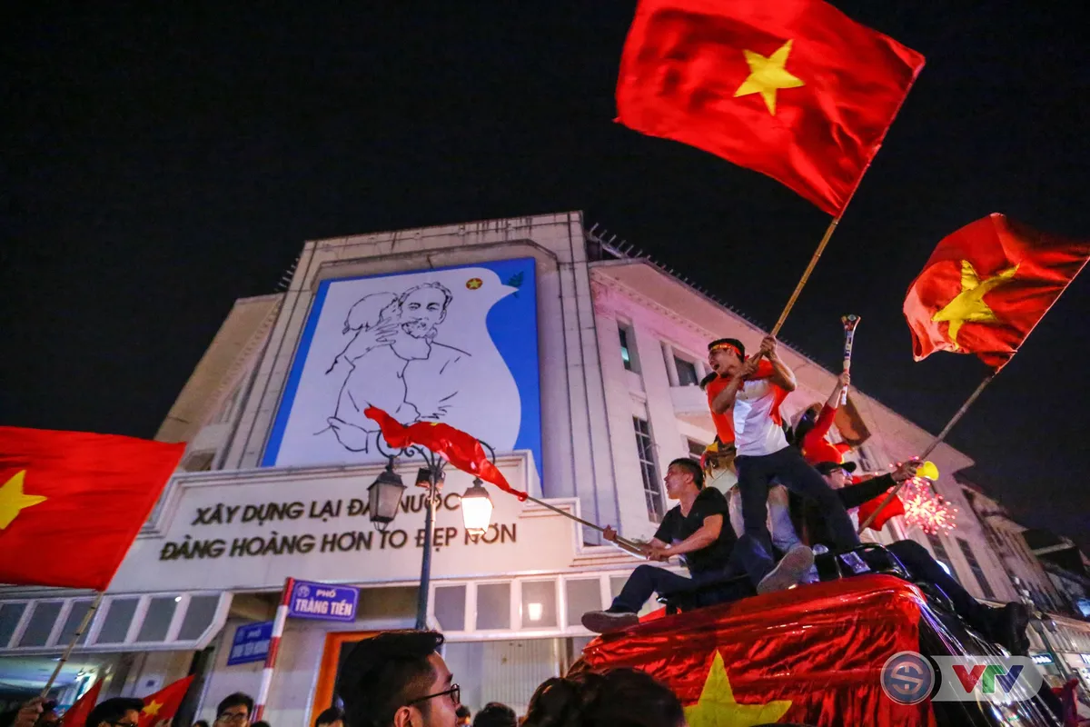 ẢNH: Hà Nội rực màu cờ trong đêm lịch sử - Ảnh 23. ẢNH: Hà Nội rực màu cờ trong đêm lịch sử - Ảnh 23.