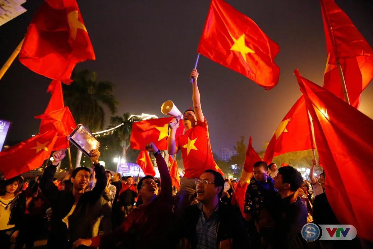 ẢNH: Hà Nội rực màu cờ trong đêm lịch sử - Ảnh 14. ẢNH: Hà Nội rực màu cờ trong đêm lịch sử - Ảnh 14.