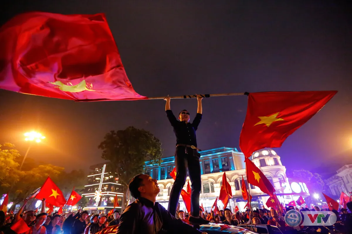 ẢNH: Hà Nội rực màu cờ trong đêm lịch sử - Ảnh 13. ẢNH: Hà Nội rực màu cờ trong đêm lịch sử - Ảnh 13.