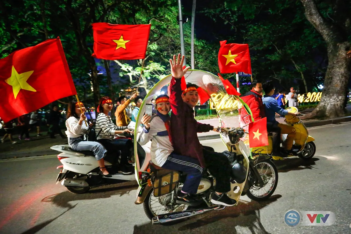 ẢNH: Hà Nội rực màu cờ trong đêm lịch sử - Ảnh 1. ẢNH: Hà Nội rực màu cờ trong đêm lịch sử - Ảnh 1.