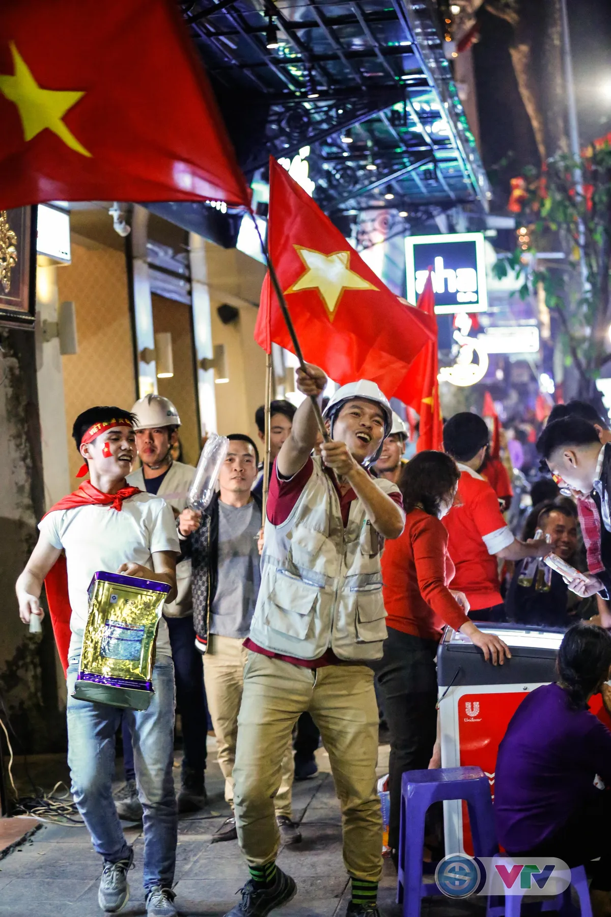 ẢNH: Hà Nội rực màu cờ trong đêm lịch sử - Ảnh 22. ẢNH: Hà Nội rực màu cờ trong đêm lịch sử - Ảnh 22.
