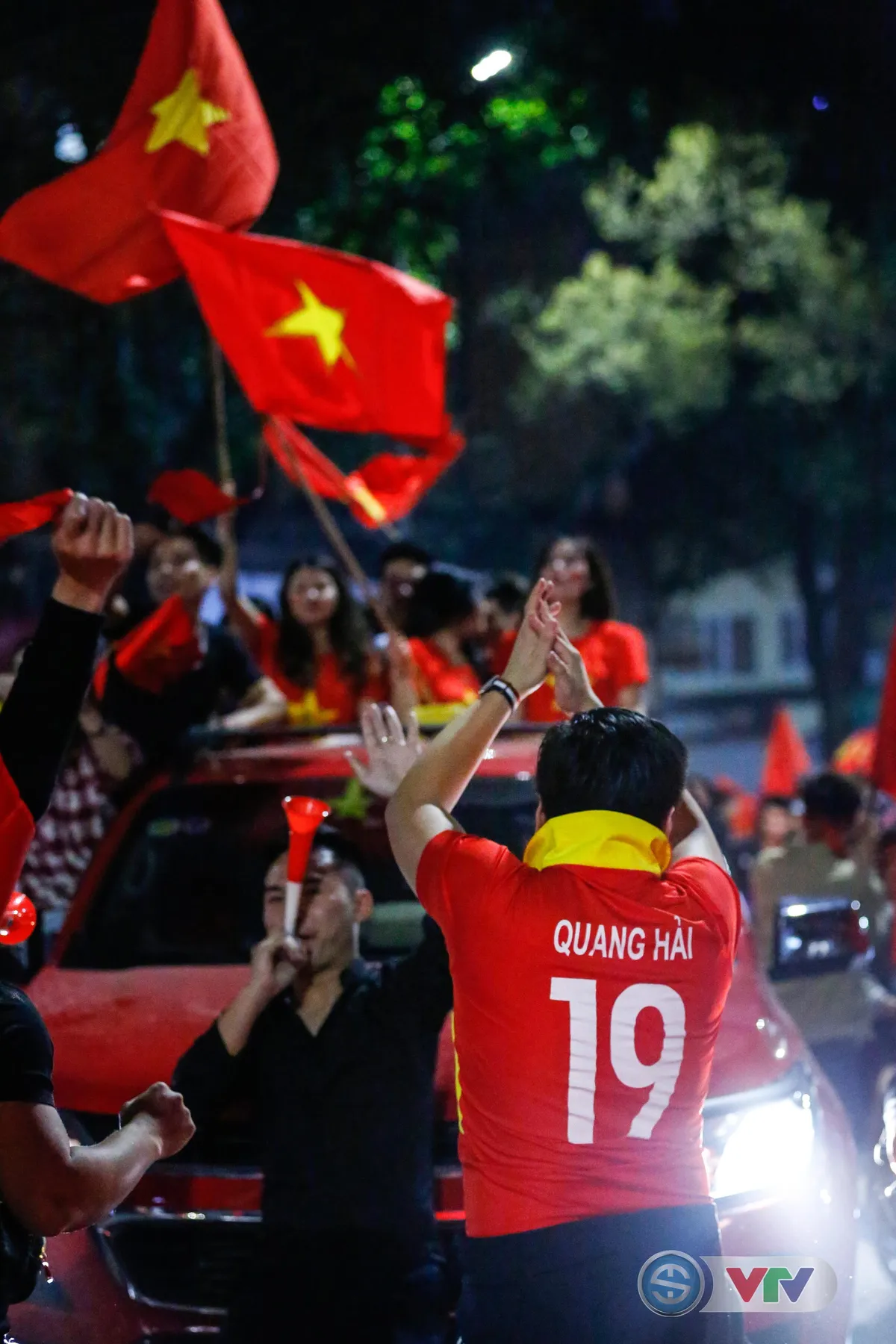 ẢNH: Hà Nội rực màu cờ trong đêm lịch sử - Ảnh 11. ẢNH: Hà Nội rực màu cờ trong đêm lịch sử - Ảnh 11.