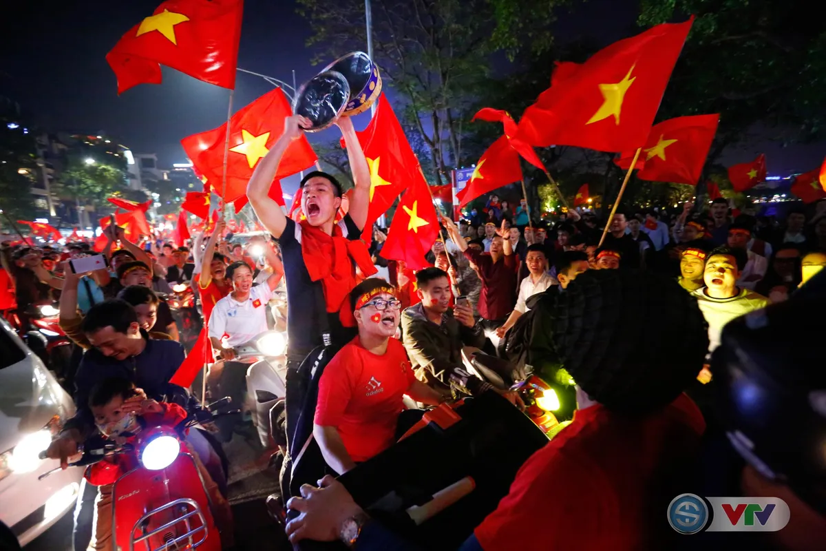 ẢNH: Hà Nội rực màu cờ trong đêm lịch sử - Ảnh 7. ẢNH: Hà Nội rực màu cờ trong đêm lịch sử - Ảnh 7.