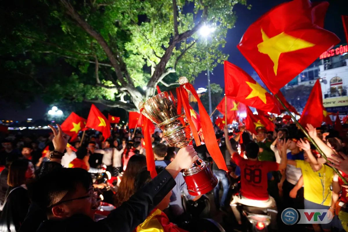 ẢNH: Hà Nội rực màu cờ trong đêm lịch sử - Ảnh 15. ẢNH: Hà Nội rực màu cờ trong đêm lịch sử - Ảnh 15.