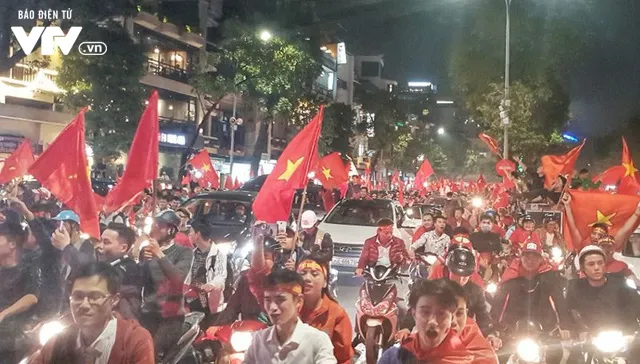 Hà Nội sau kì tích của U23 Việt Nam: Ta đang đi giữa chốn rừng cờ...  - Ảnh 4.