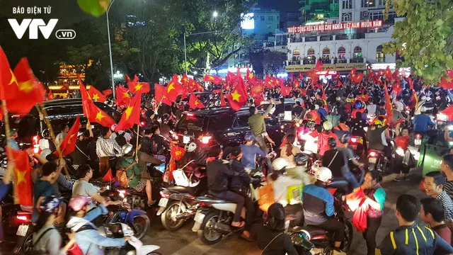 Hà Nội sau kì tích của U23 Việt Nam: Ta đang đi giữa chốn rừng cờ...  - Ảnh 5.