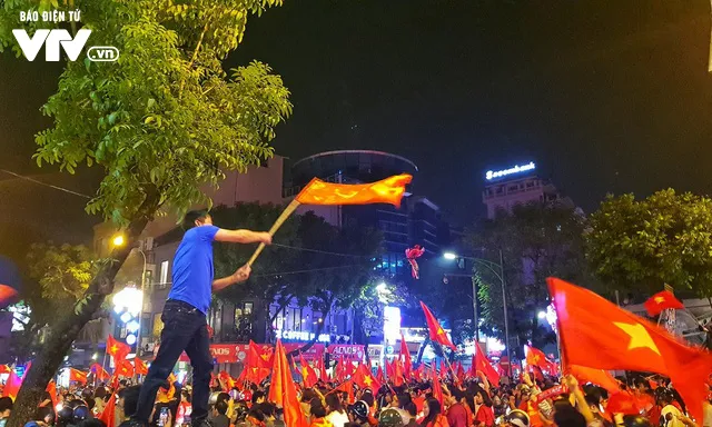 Hà Nội sau kì tích của U23 Việt Nam: Ta đang đi giữa chốn rừng cờ...  - Ảnh 7.